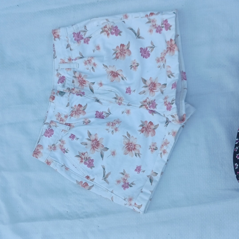 American Eagle Outfitters White Floral High Waist Shorts - Picture 10 of 10